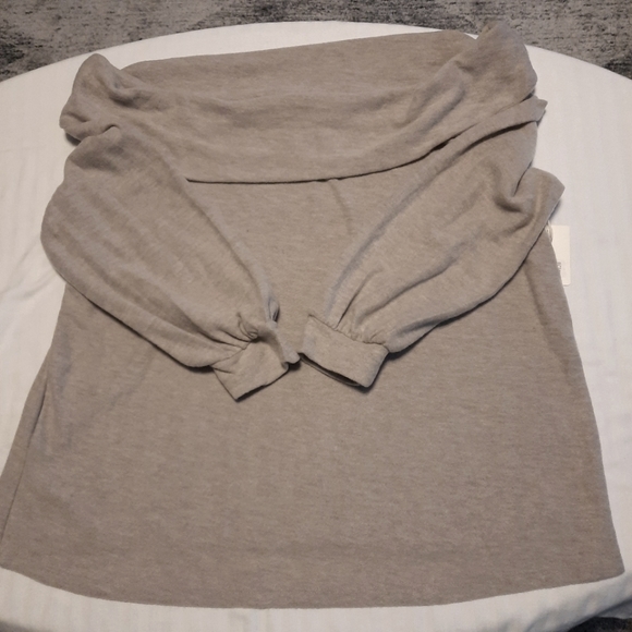 Off-Shoulder Sweater - Picture 13 of 13